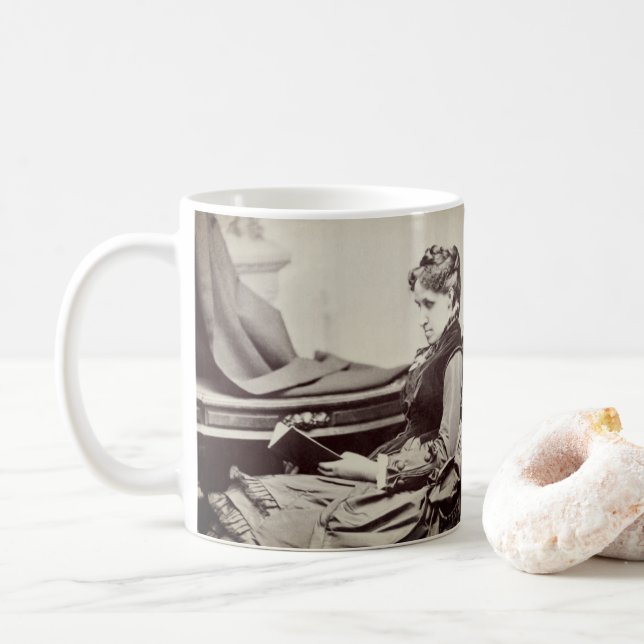 Den Louisa maj Alcott fotograferar - förtjust av Kaffemugg (Med munk)