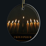Den lyckliga Hanukkah menorabränningen undersöker Julgransprydnad Keramik<br><div class="desc">Den lyckliga bränningen för Hanukkah gåvamenora undersöker den eleganta keramiska prydnaden,  kan du ändra eller ta bort texten</div>