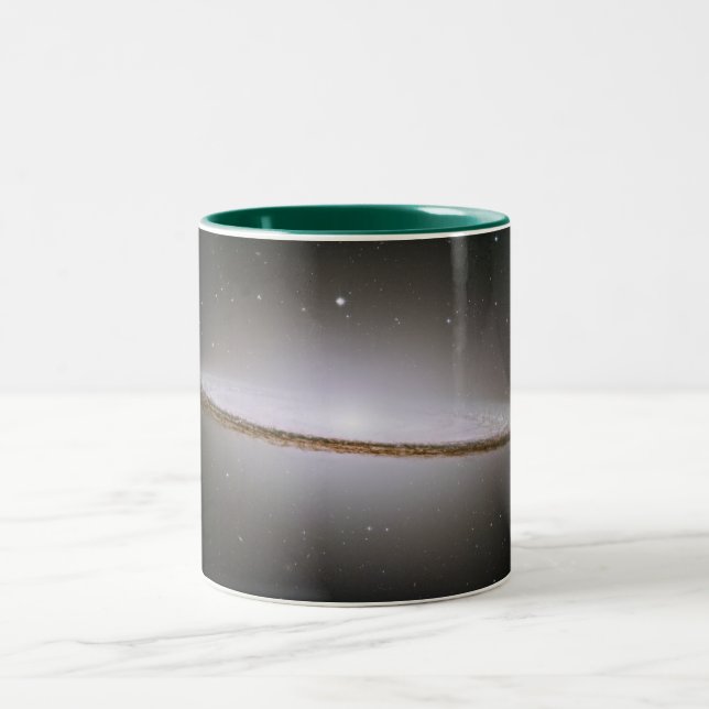 Den majestätiska Sombrerogalaxen (M104) Två-Tonad Mugg (Center)
