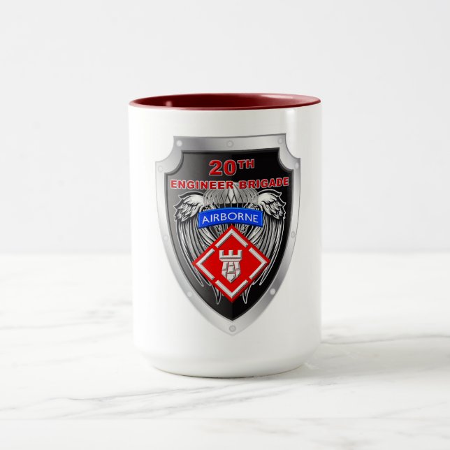 Den mäktiga 20:e Ingenjör-brigaden-flygburna Vapen Mugg (Center)