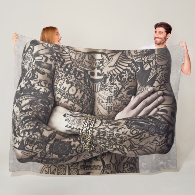 Den Male bröstkorgmuskeltatueringen fotograferar Fleecefilt (På plats)