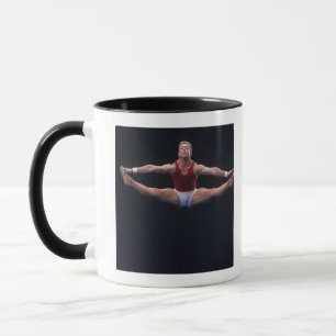 Den Male gymnasten som utför på golv, övar Mugg