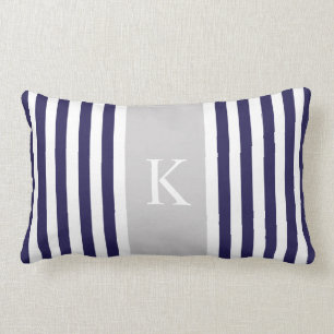 Den marinblåa grå färg görar randig monogramen lumbarkudde