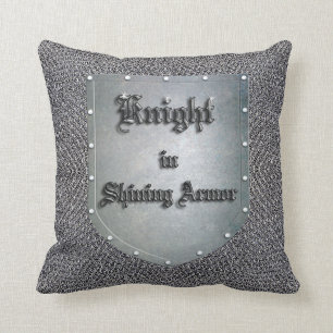 Den medeltida riddaren i glänsande Armor skyddar Kudde