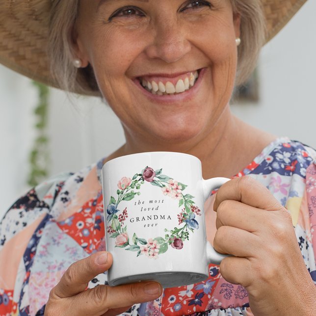 Den mest älskade mormor någonsin blomsterkrans kaffemugg (Skapare uppladdad)