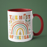 Den mest underbara julhelgen mugg<br><div class="desc">Den mest underbara tidpunkten för året Retro-julfesten i Helgdag präglas av texten "Mest underbara årstid" i modern manustypografi som accentueras med regnbåge,  Julgran,  holly,  julhatt och snöflingor. Perfekt för julklappar,  party och firande,  julklappar,  födelsedagar och så vidare. Skapat av Evco Studio www.zazzle.com/store/evcostudio</div>