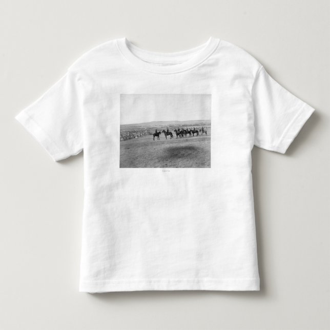 Den militära manar granskar ett avlägset Lakota Tee Shirt (Framsida)