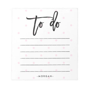 Den moderiktiga rosa polka dots och typografi som anteckningsblock