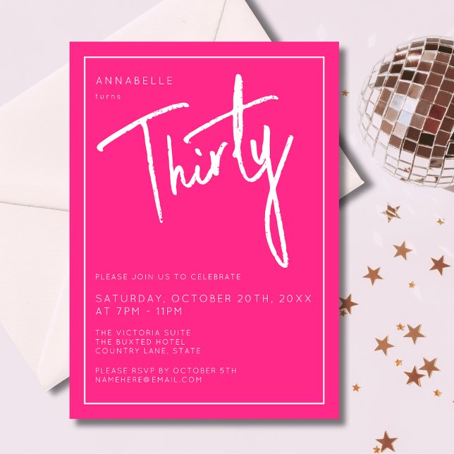 Den moderna 30:e trettiotredtionde Rosa-födelsedag Inbjudningar (Modern 30th birthday party invitation in hot pink and script lettering. )