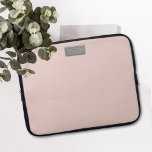 Den moderna bärbara Snyggten för  Rosa i Fodral<br><div class="desc">En söt pastel rosa laptop sleeve. Tillsätt initialer till faux-silver-plattan för metallisk färgad som ser 3D men som är en visuell effekt och tryckt platt.</div>