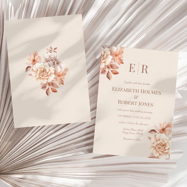Den moderna Blommigten Ro Guld, Monogram Bröllop Inbjudningar (Modern Rose Gold Floral Monogram Wedding Invitation on a sunny neutral dry palm leaf.)