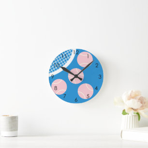 Den moderna Blue Court Tennis Rosa Boll Racket Rund Klocka