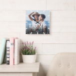 Den moderna Chicen Bröllop Kärlek erövrar alla fot Fyrkantig Klocka<br><div class="desc">Chic fotot dekorativ kudde med manusgrafi och modern typografi som läser: Kärlek erövrar alla "bredvid dina egna namn. Anpassa med ditt favoritfoto,  namn och bröllop-datum. Underbar gåva till Alla hjärtans dag,  nygifta eller en årsdag.</div>