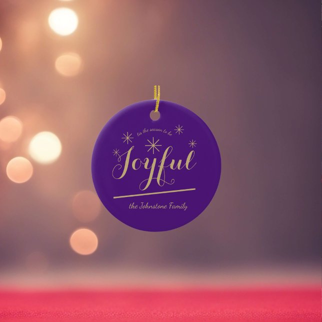 Den moderna Chicen Namn i den Glatta julskripfamil Julgransprydnad Keramik (Mark this holiday season with this Beautiful and Joyful purple & gold  ceramic ornament.)