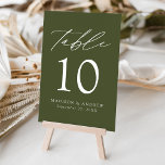 Den moderna Eleganten Oliv grönt Bröllop Bordsnummer<br><div class="desc">Trendig, minimalistiskt kort för bröllop-bordsnummer med vit, modern stil med "Bord" i ett modernt kalligrafiskt skript. Designen har en oliv grönt bakgrund eller färg efter eget val. Utformningen upprepas på baksidan. Så här beställer du korten för bord: lägg till ditt namn, datum för bröllop och bordsnummer. Lägg till varje nummer...</div>