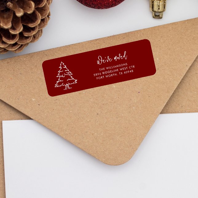 Den moderna Julgran Flytta Returadress Etikett (Christmas Moving Announcement Burgundy Return Address Label)
