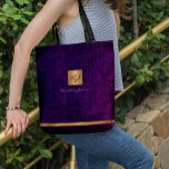 Den moderna lilan i Luxury elegant guld monogramme Tygkasse<br><div class="desc">Klassi exklusiv tittar kontor eller egen monogrammad väska med en faux metallisk guld-glitter kvadrat av koppar med ditt monogram namn initialer och ett mousserande rand över en snyggt lila läderbakgrund. Lämpligt för professioneller för småföretag, företag eller företag i oberoende, personmärknings- eller stilistorspecialister, makeup-konstnärer eller skönhetsalonger, boutique- eller butikschefer. Observera att...</div>