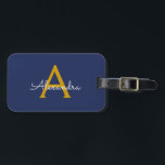 Den moderna marinblå Guld-skriften Monogram Namn Bagagebricka<br><div class="desc">Navy Blue och Guld Monogram Lägg till din egen Namn Script Luggage Bag-Märkre. Med påsens märkre blir perfekten söt 16 födelsedag,  bröllop,  möhippa,  babydusch eller bachelorette-festgåva till någon som dekorerar hennes rum i stil.</div>