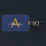 Den moderna marinblå Guld-skriften Monogram Namn Bagagebricka<br><div class="desc">Navy Blue och Guld Monogram Lägg till din egen Namn Script Luggage Bag-Märkre. Med påsens märkre blir perfekten söt 16 födelsedag,  bröllop,  möhippa,  babydusch eller bachelorette-festgåva till någon som dekorerar hennes rum i stil.</div>