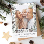 Den moderna minimala julafton-Helgdag Julkort<br><div class="desc">Fira julhelgen med vårt moderna fotopriskort med minimala skript. Med det här kortet kombineras contemporaryns utformning med värmen hos ett omhuldat familjefoto. Eleganten, den minimalistiska manusattypografin tillför en del sofistikering till dina semesterhälsningar. Den rena och oklanderliga designen gör att det valda fotot kan skina, skapar det på perfekten för att...</div>