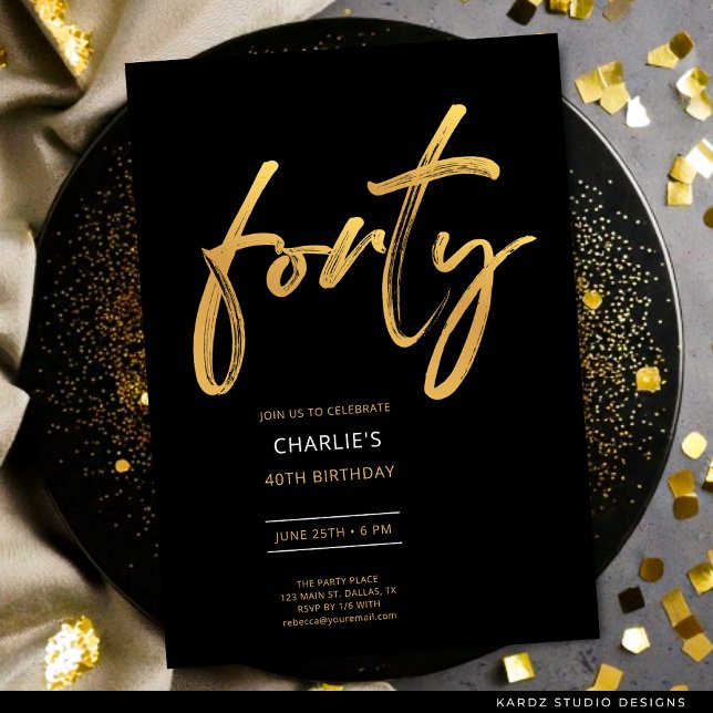 Den moderna minimala svarta Guld 40:e födelsedagen Inbjudningar (FAUX gold invite shown in 5 x 7 inches with square corners. Choose corners, paper style, and size.)