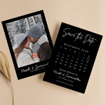 Den moderna minimalistiska Eleganten för fotokalen Spara Datumet<br><div class="desc">Den moderna minimalistiska Eleganten för fotokalender i svart format Spara datumet. Anpassa enkelt genom att ersätta varje info. Ladda upp ett foto av lodrät/porträtt. Flytta cirkeln genom att klicka på Anpassa ytterligare. Kontrollera förhandsgranskningen innan du lägger till i kundvagn. (Exempel på foto från Mikhail Nilov från Pexels)</div>