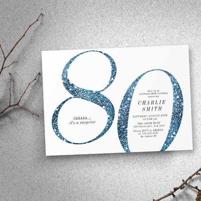 Den moderna minimalistiska faux blue glitter 80-år inbjudningar (Modern minimalist faux blue glitter 80th birthday invitation)