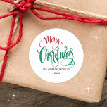 Den moderna minimalistiska God jul-familjen Namn Runt Klistermärke<br><div class="desc">Moderna minimalistiska God jul-klassiska och tidslösa klistermärken. Anpassa med en individ eller familj namn, datum eller år. Underbar för använda som presentetiketter eller märkre. Lägg till på baksidan av ditt julkort som ett tillagt och anpassningsbar. Typografin är ett vackert och elegant skript som utförs i och gröntar med stor och...</div>