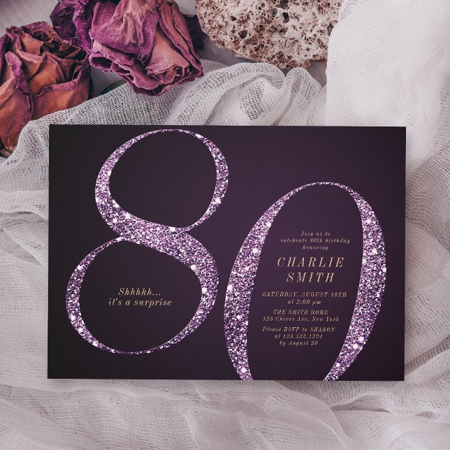 Den moderna minimalistiska lilan glitter 80-årsdag inbjudningar (Modern minimalist purple glitter 80th birthday invitation)