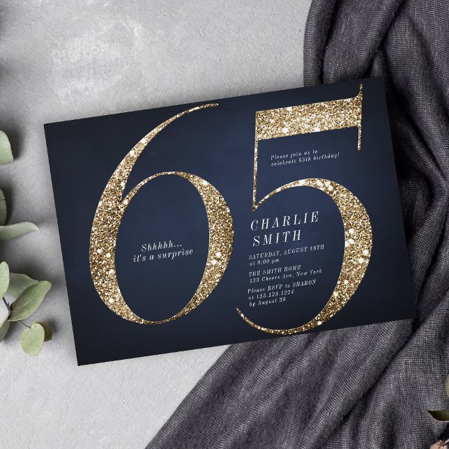 Den moderna minimalistiska marinen guld glitter 65 inbjudningar (Modern minimalist navy gold glitter 65th birthday invitation)