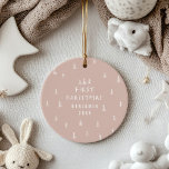 Den moderna naturtoffren elegant baby, den första  julgransprydnad keramik<br><div class="desc">Baby första julutformning helgdag. Hand plockade julgran mönster med utrymme för fotografi av spädbarn namn och andra detaljer på baksidan. Den naturliga toffern färg kan anpassas.</div>