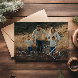 Den moderna Religiösan Christian Photo Jul Julkort<br><div class="desc">Fira säsongen med det här helgdag för elegant som innehåller ett familjefoto under frasen "Reejoicing in Hans Kärlek". Utformningen symboliserar kristen tro, tacksamhet och Guds kärlek värme under Julafton. Med en minimalistisk svart bakgrund och ett vackert skript, fångar det här kortet perfekt andan i God jul. Det är ett idealiskt...</div>