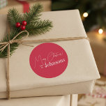 Den moderna röda julfamiljen runt klistermärke<br><div class="desc">Detta är ett modernt God jul-mönster. Det är i fräckt rött och vitt och har budskapet "God jul! från Johnsons". Perfekt för din julklapp, sändningstillbehör, kuvertsälar och fester gynnar sälar den här festsäsongen. Om du vill anpassa dig lägger du bara till ditt namn i textrutan Anpassa. Här kan du också...</div>