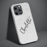 Den moderna Silver Glitter Girly Chic Personlig Na<br><div class="desc">Modern Silver Girly Chic Personlig Namn iPhone 14 Pro Max Smart Phone-väskor har en silver ombre glitter-bakgrund med Glitter i personlig i namn-handskriven calligraphy-skripttypografi. Perfekt som julklapp,  födelsedag,  Mors dag,  bästa vänner,  syster med mera. Designad av ©Evco Studio www.zazzle.com/store/evcostudio</div>