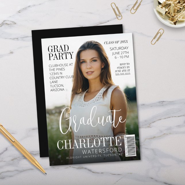 Den moderna Snyggt Student Magazine Cover Grad Par Inbjudningar (Modern graduation invitation for grad party magazine cover style with name school and stylish script)