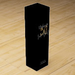 Den moderna snyggten Black and guld 30års födelsed Presentask För Vinflaska<br><div class="desc">Modern svart och guld 30års födelsedag-gåva. En del av en insamling av snyggtar för elegant.</div>