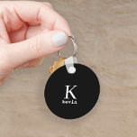 Den moderna svarta eleganten Monogram namn personl Nyckelring<br><div class="desc">Modern manar-nyckelkedja med monogrammad snyggt med svartvitt (utbytbart färg).           Anpassa det med namn och det första brev. Det kan vara en klassi gåva till en pojkvän,  make,  pappa,  morbror på födelsedag,  jul eller vilken annan årsdag som helst eller tillfälle.</div>