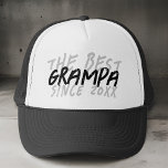 Den moderna svarta och vita grunge med bästa Gramp Keps<br><div class="desc">Denna grymma och moderna design består av sanserif-typografi.</div>