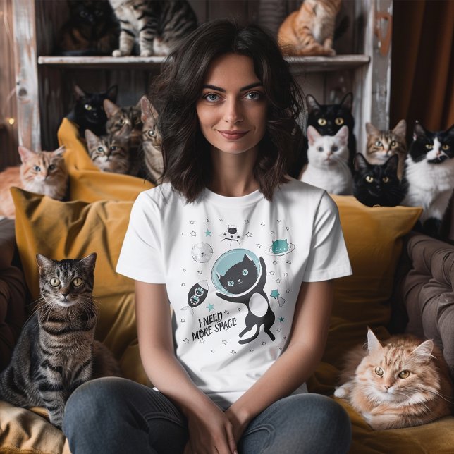 Den moderna Tecknaden för svart platsbeläggning be T Shirt (You'll be over the moon with this quirky shirt featuring a black cat in space.)
