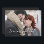 Den moderna typografin bröllop sköt upp datumet fö spara datumet<br><div class="desc">Kärlek har tålamod. Modern klassens typografi med fet stil sköt upp bröllop spara datum-kortet. Med modern elegant,  typografi och strimlad bakerdesign. Färg kan anpassas.</div>