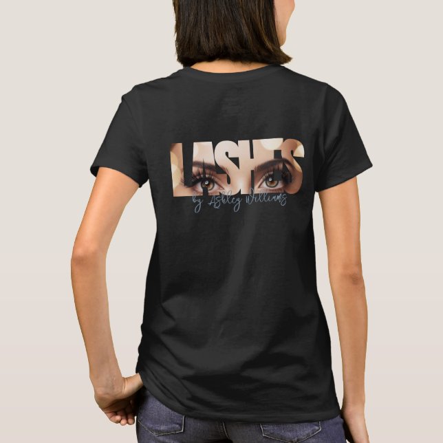 Den moderna typografin "LASHES by"-konstnär T Shirt (Baksida)