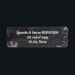 Den moderna vinterplattan snöflingor bröllop returadress etikett<br><div class="desc">Den moderna bröllop-adressetiketten för snöflingor-chalkboard vintertid. Snyggt,  elegant och originalsvart krita med vit snöflingor-bakgrund. Perfekt för svartvit elegant bröllop för vinterhögland,  bröllop under jul.Texten är anpassade</div>