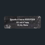 Den moderna vinterplattan snöflingor bröllop returadress etikett<br><div class="desc">Den moderna bröllop-adressetiketten för snöflingor-chalkboard vintertid. Snyggt,  elegant och originalsvart krita med vit snöflingor-bakgrund. Perfekt för svartvit elegant bröllop för vinterhögland,  bröllop under jul.Texten är anpassade</div>