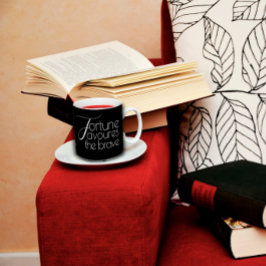 Den modiga svarten gynnas av en positiv utveckling kaffemugg