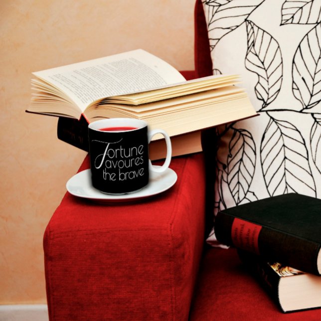 Den modiga svarten gynnas av en positiv utveckling kaffemugg (Skapare uppladdad)