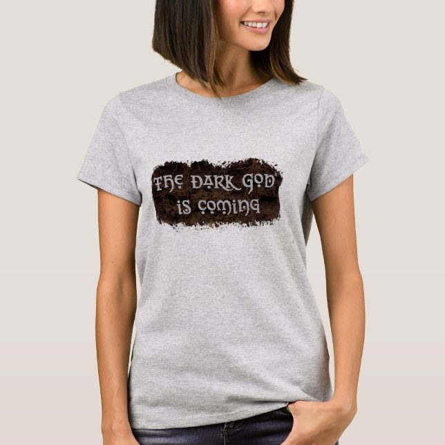 Den mörka guden kommer t shirt (Framsida)