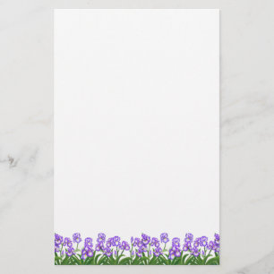 Den mycket små purpurfärgade irisen blommar brevpapper