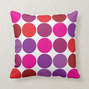 Den nätt rosa purpurfärgade röda polka dots kudde