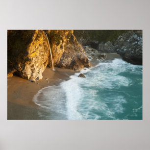 Den natursköna McWay Falls störtar ner på stranden Poster
