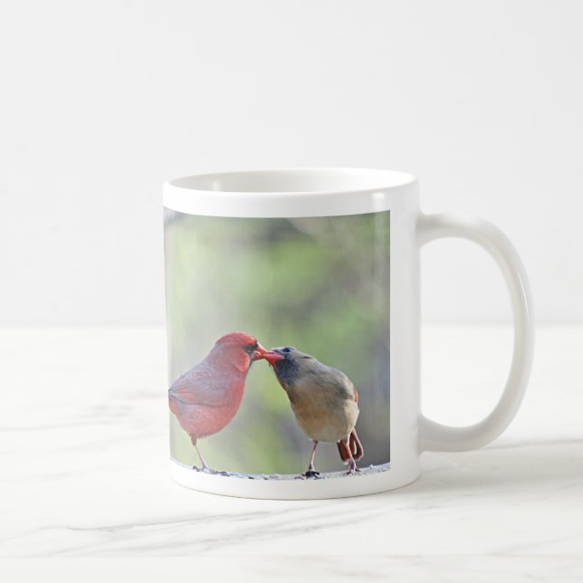Den nordliga kardinalen parar kaffemugg (Höger)